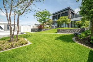 a green lawn in front of a building at Haus am See in Malchow