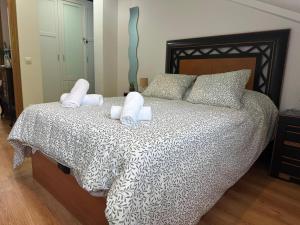 a bedroom with a bed with white towels on it at El Rincon de Carmen in Felechosa