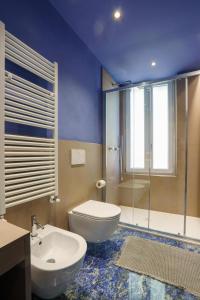 a bathroom with a toilet and a sink and a shower at Respiro di Mare in Riomaggiore
