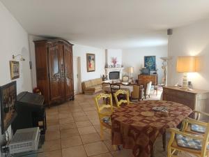 a living room with a table and yellow chairs at Divine Caravane in Digne-les-Bains