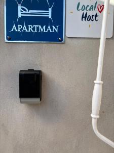 ein Schild und eine Steckdose an einer Wand in der Unterkunft Apartman Eva Rogotin in Rogotin + 36 Fotos