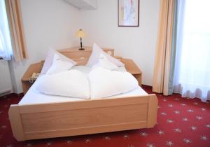 Letto o letti in una camera di Hotel Nussbaumerhof ***
