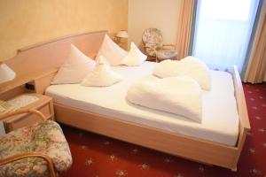 Letto o letti in una camera di Hotel Nussbaumerhof ***