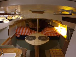 a small room with a table in a boat at Bateau Gîte in Berné