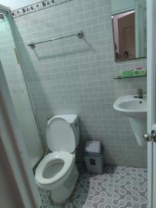 a bathroom with a toilet and a sink at Khách Sạn Lâm Tiên - Lam Tien Hotel in Bùi Tiếng
