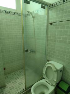 a bathroom with a shower and a toilet with a glass door at Khách Sạn Lâm Tiên - Lam Tien Hotel in Bùi Tiếng