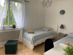 a bedroom with two twin beds and a window at Zuzanna in Storebro