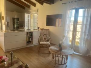 a living room with a table and a kitchen at Casa Sultana in Propriano