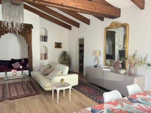 a living room with a couch and a mirror at Casa Sultana in Propriano
