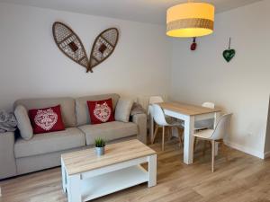 a living room with a couch and a table at Apartamentos Leyre Candanchú in Candanchú