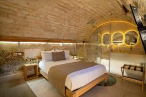 a bedroom with a large bed in a room at Zeynep Hanim Konagi in Gaziantep