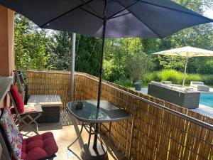 a patio with a table and an umbrella at Memminger Stadtnest Donaustr 4 in Memmingen
