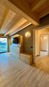 a large room with wooden ceilings and a large window at Hotel Almazzago in Commezzadura