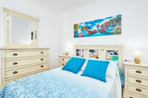 a bedroom with a bed and a painting on the wall at Exclusivo apto. Solparaiso-Jacuzzi in Torrox