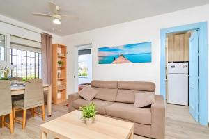 a living room with a couch and a table at Exclusivo apto. Solparaiso-Jacuzzi in Torrox
