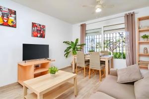 a living room with a couch and a table at Exclusivo apto. Solparaiso-Jacuzzi in Torrox