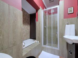 a bathroom with a sink and a glass shower at Raptor's Rest Bed and Breakfast in Empangeni +35 photos