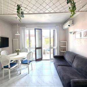 a living room with a couch and a table at Residenz In 1 in Bardolino