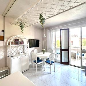 a kitchen and dining room with a table and chairs at Residenz In 1 in Bardolino