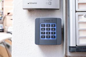 a remote control on a wall next to a keyboard at Torre 47 - 49 Rooms in Lamezia Terme