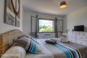 a bedroom with a bed and a window at Villa cardellini in Aullène