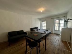 a living room with a couch and a table at Studios Citadelle in Parthenay