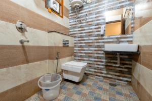 a bathroom with a toilet and a sink at The Namami Tapovan in Rishīkesh