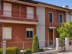 ein Haus mit einem Zaun davor in der Unterkunft Cleo Calla in Ancona