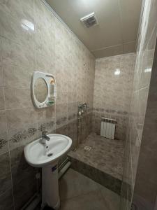 a bathroom with a sink and a shower at SaYAHAT TIMES in Türkistan