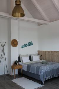 a bedroom with a bed and a gold ceiling at 1HA Tagyon Vendégház in Tagyon