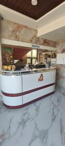 a kitchen with marble counter tops in a restaurant at RVS Residency in Kāyalpattinam