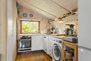 a kitchen with a washer and dryer at 8256-Vordingborg-Kastaniegardsvej-4 in Vordingborg