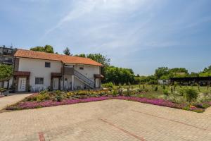ein Haus mit einem Garten davor in der Unterkunft Mariachi Surčin in Surčin + 40 Fotos