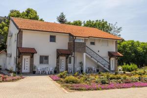 ein Haus mit einem Garten davor in der Unterkunft Mariachi Surčin in Surčin