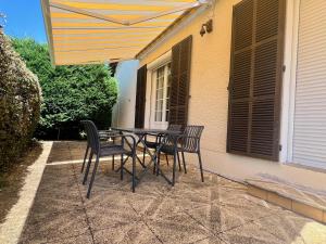 a table and chairs sitting on a patio at Maison familiale in Paulhac