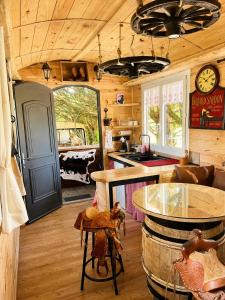 a kitchen and living room in a tiny house at Roulotte Cowboy - Tiny House insolite in Mignaloux-Beauvoir