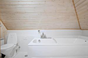 a bathroom with a white sink and a toilet at 0213-Romo-A-Hveyselsvej-3 in Høm +32 photos