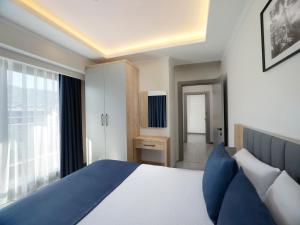 a bedroom with a large bed and a window at Silence garden suite iki yatak odalı daire in Alanya +15 photos
