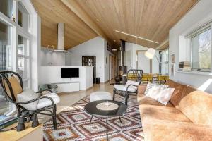 a living room with a couch and a table at HA317-Hals-Bisnapkrat-10 in Hals