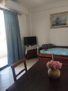 a living room with a table and a bed and a television at Apartamento en puerta del sol 17 in La Loma