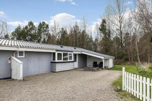 a white house with a fence and a driveway at 0416-Romo-Dyssebjergvej-13 in Høm