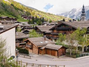 a village in the mountains with a church at Chalet 4★, 15 pers, La Clusaz, sauna, centre village, 7 chambres - FR-1-304-177 in La Clusaz