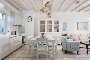 a kitchen and living room with a table and chairs at Villa Kohyli by Mediterà in Isterni