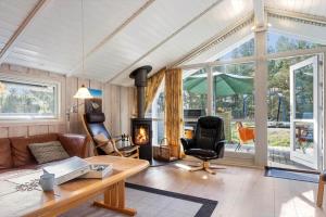 a living room with a couch and a table and an umbrella at 0046-Romo-Trinnesvej-17 in Høm