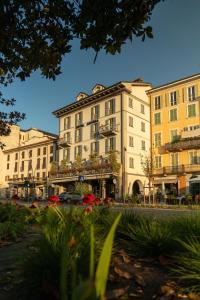 eine Gruppe von Gebäuden in einer Stadtstraße in der Unterkunft Hotel Ancora in Verbania + 162 Fotos