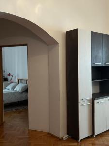 a room with a bedroom with a bed and a closet at Ultra Central Cluj-Napoca in Cluj-Napoca
