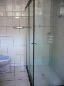 a bathroom with a glass shower with a toilet at Residence Hotel in Jaú