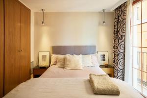 a bedroom with a large bed and a window at Signa Juristas in Valencia
