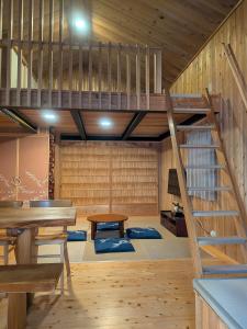 a room with a bunk bed and a table at くまの蔵 Kumanokura inn Storehouse in Shingū