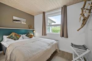 a bedroom with a large bed and a window at 0498-Romo-Godthabsvej-29 in Høm +45 photos
